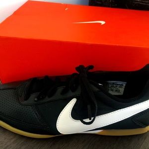 Nike Davinho Indoor Soccer Shoes
